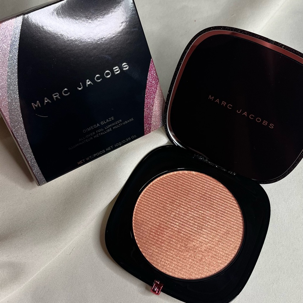 -SOLD-
Marc Jacobs Omega Glaze Allover Foil Luminizer Highlighter